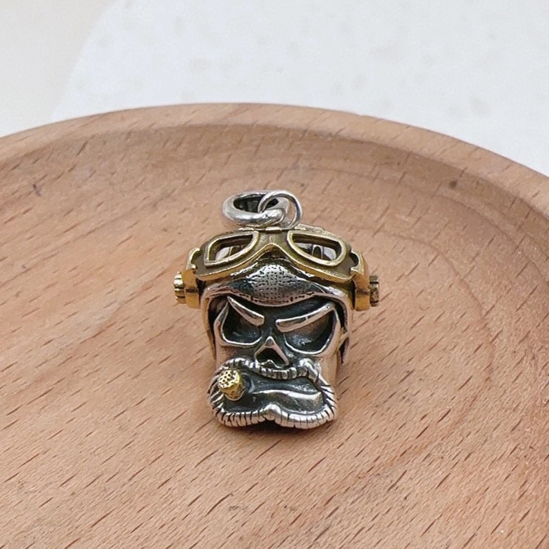Plata de Ley 925 y Latón Piloto Calavera Colgante Motociclista Gafas Cigarro Dije Gótico Foto 1 de 3