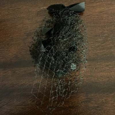 Red de pelo negra vintage para mujer con lazo de terciopelo negro y detalles de piel de punto de terciopelo Foto 1 de 4