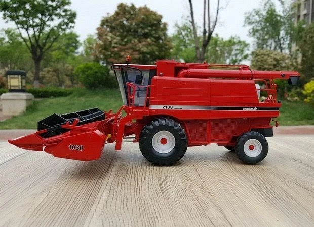 Universal Hobbies Case IH 2188 Axial-Flow Combine Harvester 1:32 Scale UH5269 - Image 1 of 4