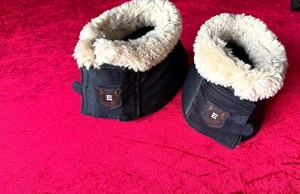 EQUESTRIAN 2 x HUFGLOCKEN GR:L /FULL SCHWARZ MIT FELL - Bild 1 von 4