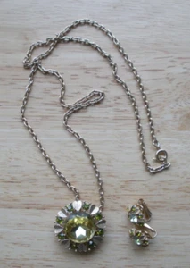 Vintage 1974 Avon Sun Brilliance Pin/Necklace And Matching Clip On Earrings - Picture 1 of 3