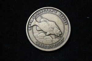 MONEDA SERIE COLECCIONISTA BAJO "COLGAR APRETADO" - medallón desafío pesca - Imagen 1 de 2