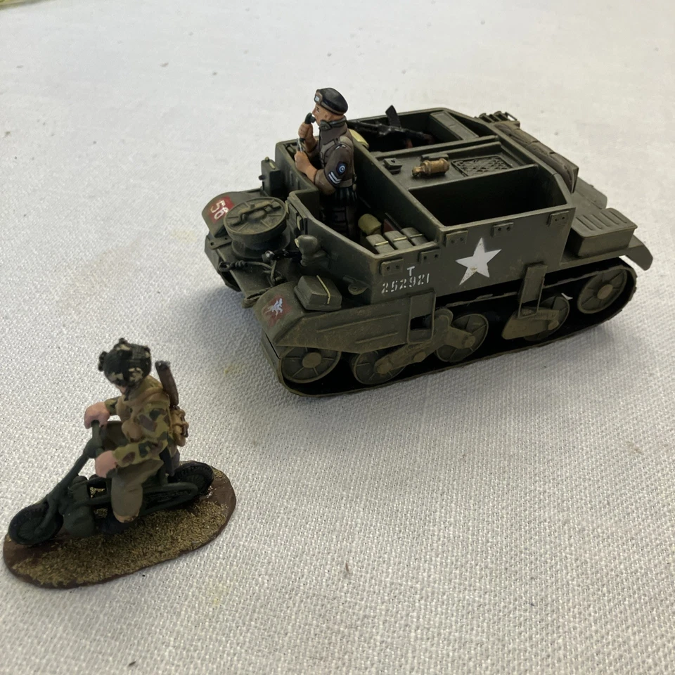 Portaaviones del Ejército de Estados Unidos con soldado en scooter (3 piezas) Foto 1 de 1