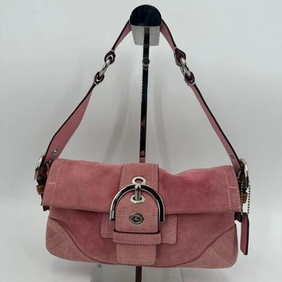 Bolso de hombro Coach Soho de gamuza con accesorios rosa Foto 1 de 4