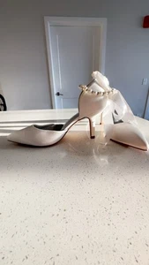 Braut Hochzeit Schuhe: Weiß Satin Schleife Perlen Perlen Knöchelriemen. Größe 8 - Bild 1 von 4