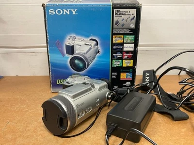 Sony Cyber-shot DSC-F717 Digital Camera 5.0 MP Carl Zeiss Vario-Sonnar - Image 1 of 4