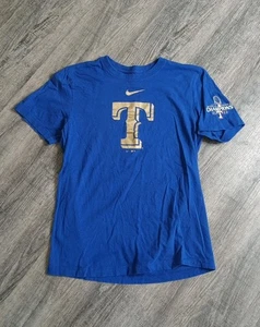Camiseta Texas Rangers Hombre Pequeña Azul 2023 MLB Serie Mundial Campeones Logo Dorado - Imagen 1 de 7
