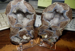 EIN GROSSES PAAR UTAH DUGWAY GEODE MIT WUNDERSCHÖNEN DRUSENKRISTALL ZWEI HOHLEN STÄNDERN - Bild 1 von 6