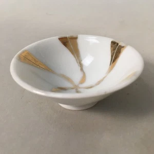Japanese Porcelain Sake Cup Guinomi Sakazuki Vtg White Gold Ribbon GU858 - Picture 1 of 10