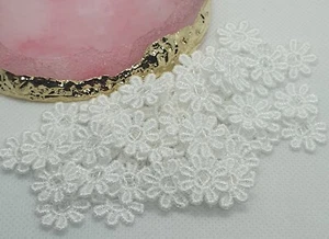 10/30/50 TINY WHITE LACE GUIPURE DAISY MOTIFS SEW ON FLOWER APPLIQUES FREE P&P - Picture 1 of 2