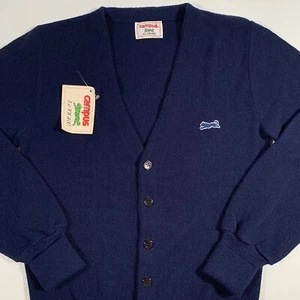 De Colección Años 70 Le Tigre Campus Cárdigan Suéter Para Hombres Mediano Abotonado Suéter Azul Marino Nuevo con Etiquetas - Imagen 1 de 10