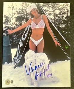 Vanessa Angel signiertes 8x10 Foto. Spione wie wir. Sexy. Beckett Echtheitszertifikat. Proof - Bild 1 von 2