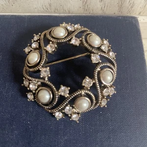 Spilla corona cristallo perle Monet vintage tono oro spilla cerchio matrimonio formale - Foto 1 di 7