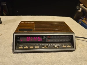 Vintage GE General Electric Alarm Clock Wood Grain AM/FM Radio 7-4616B - Picture 1 of 8