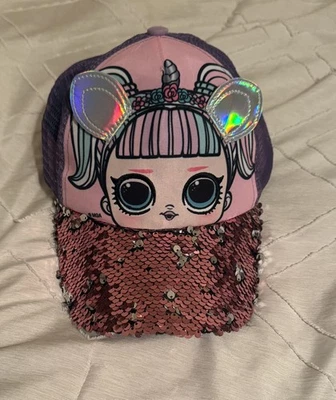 L.O.L. ¡Sorpresa! Gorra muñeca lentejuelas rosa y púrpura Foto 1 de 2