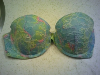 Sujetador de encaje multicolor sin tirantes Victoria's Secret para dama, talla 34C. Tazas acolchadas. Foto 1 de 2