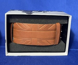 Brazalete de cuero tostado Triumph para motocicleta 8 3/4" L x 2" W - Imagen 1 de 9