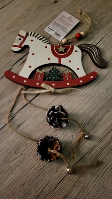 Deko - Anhänger Schaukelpferd Tannenzapfen  48cm Holz - Bild 1 von 3