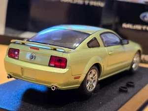 AutoArt SLOT AUTO 1:32 2005 FORD MUSTANG GT Lampade Illuminazione Nuove VERDI 13051 - Foto 1 di 10