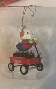 Coca-Cola Holiday Ornament Bär im Colawagen von Enesco 1997 Vintage - Bild 1 von 5