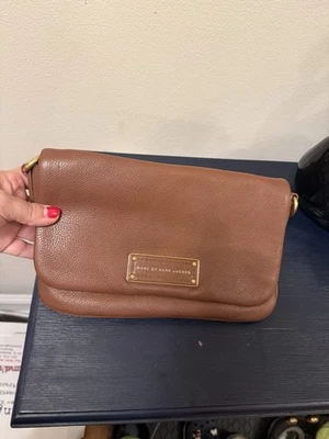 Bolso sin asas pequeño Marc by Marc Jacobs marrón cuero granulado solapa cierre magnético certificado de autenticidad Foto 1 de 4