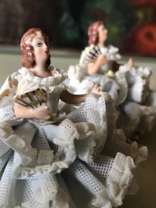 π²26 - Pair Matching Vintage dresden Lace Miniature figurines Ladies With Fans - Picture 1 of 12