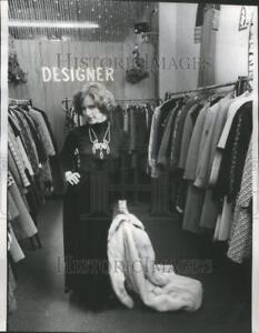 1974 Pressefoto Sherry Johnson Designer Kleidung Y-Not - RRU77773