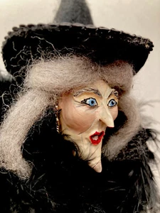 13" Hexe schwarz Spitze Kleid bewegliche Beine Regal sitzend Halloween Deko beschädigt - Bild 1 von 11