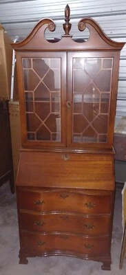 Antiguo gabinete de secretaria de madera de cerezo Foto 1 de 4