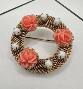 Vintage goldfarbene Netzkranz Kunstkoralle weiß Cabochon Brosche Anstecknadel unsigniert lesen - Bild 1 von 7
