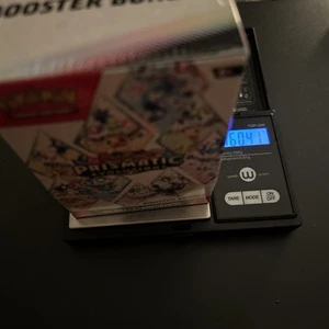 Pokémon TCG-PESADO 160,41 gramos 🤩🔥Evoluciones prismáticas Booster Bundle Nuevo - Imagen 1 de 6