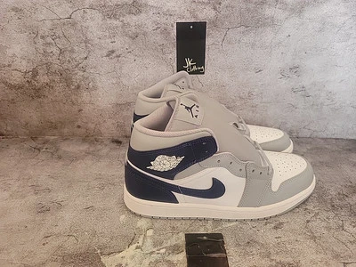 Tênis Nike Air Jordan 1 Médio 'Wolf Grey Midnight Navy' DQ8426-104 Masculino Tamanho 11 - Imagem 1 de 4