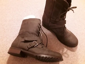 Damen Boots Stiefel Biker Taupe Grau/Braun Vegan Schnallen Riemchen 42 41 40 neu - Bild 1 von 23