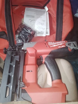 Milwaukee 18V 16g Straight Finish Nailer **battery & charger included* - Image 1 of 3