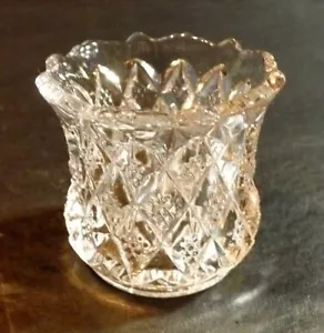 SOPORTE PARA PALILLOS DE DIENTES DE VIDRIO TRANSPARENTE DE 2" DE ALTO CON UN DISEÑO DE DIAMANTE BORDE SUPERIOR DENTADO DE SIERRA - Imagen 1 de 5