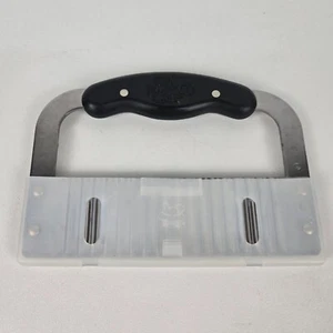 Pampered Chef Stainless Steel Crinkle Cutter W/ Black Handle & Protective Sleeve - Picture 1 of 8