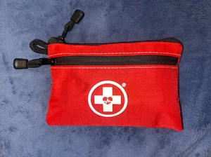 Kit Pronto Soccorso Swiss Safe Survival 64 Pezzi Tasca Dimensioni Borsa, Leggera NUOVO - Foto 1 di 5