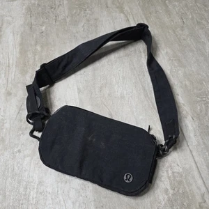 Borsa a tracolla Lululemon nera piccola - Foto 1 di 8