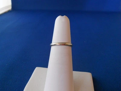 Anillo de oro blanco de 14 quilates con banda de oro liso tamaño 5,375 de Keepsake Estate 1,3 gramos Foto 1 de 4