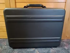 Zero Halliburton Aluminium Aktenkoffer 46 cm Laptopfach (dunkel grau)