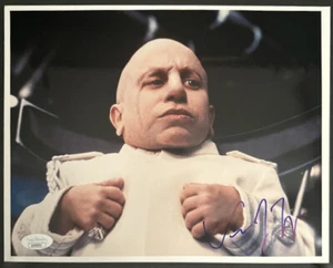 Verne Troyer Signed Austin Powers 8x10 Photo (JSA) - Picture 1 of 2