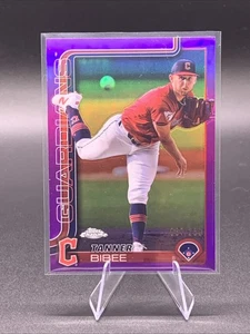 Béisbol cromado Topps 2025 #236 Tanner Bibee refractor púrpura 87/250 - Imagen 1 de 3