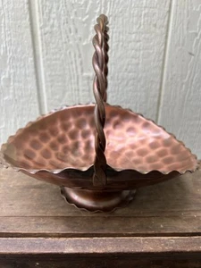 Cesta con patas de cobre macizo de colección con borde festoneado, mango tejido - Imagen 1 de 8