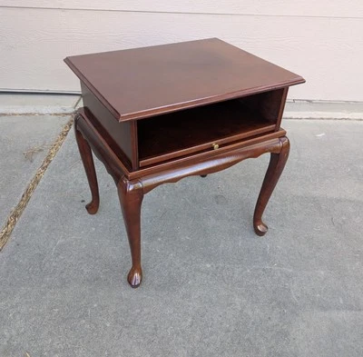 Suporte de TV vintage Bombay Company mogno mesa Queen Anne com bandeja removível T27 - Imagem 1 de 4