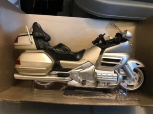 New-Ray Toys 1:12 Scale Honda Goldwing Silver SS49253B - Bild 1 von 1