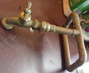 Messing Garten Wasserhahn montiert auf Kupferrohr. - Bild 1 von 3