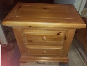BROYHILL FONTANA NIGHTSTAND, SOLID PINE WOOD, HONEY PINE COLOR, GREAT CONDITION.