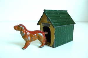 SUJET FERME  NICHE ET CHIEN ÉPAGNEUL PLOMB PEINT  (BRITAINS)  BON ÉTAT ANNÉES 50 - Imagen 1 de 4