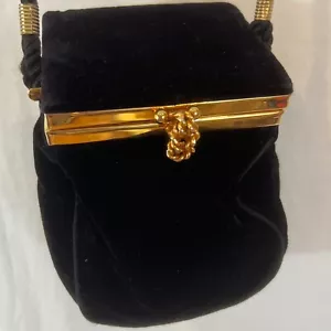 Bolso de mano vintage La Regale de terciopelo negro con forro satinado con espejo - Imagen 1 de 6