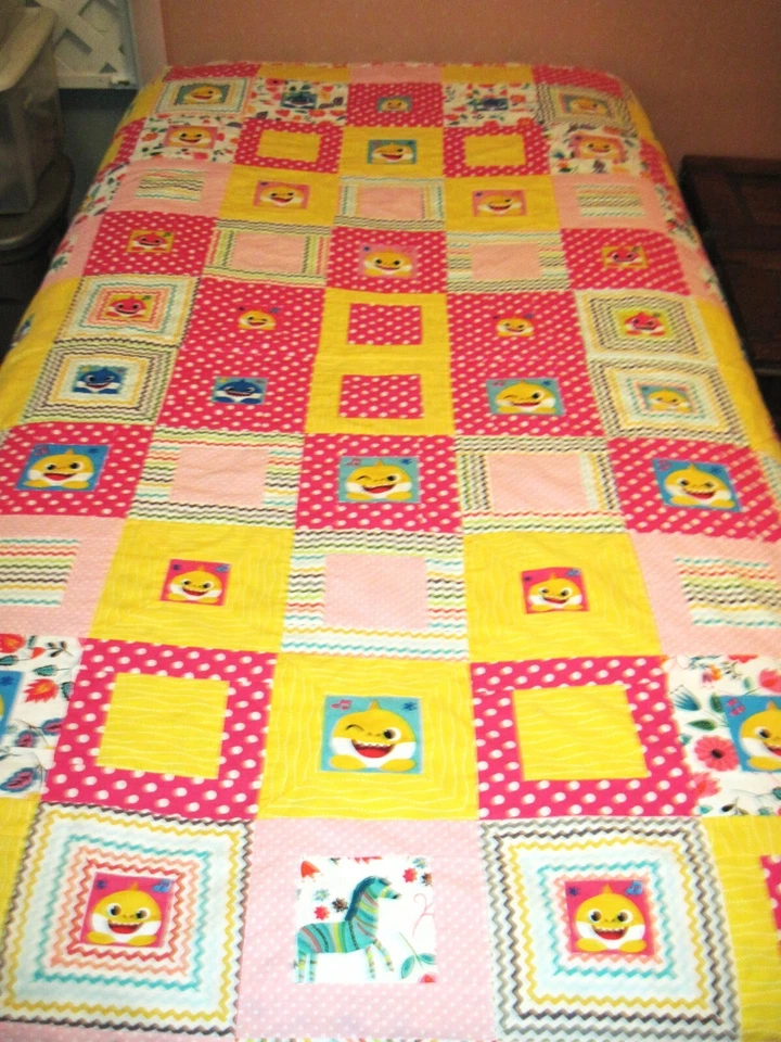 58 x 80 twin самодельный BABY SHARK лоскутное одеяло, покрывало, розовый и желтый - Изображение 1 из 4
